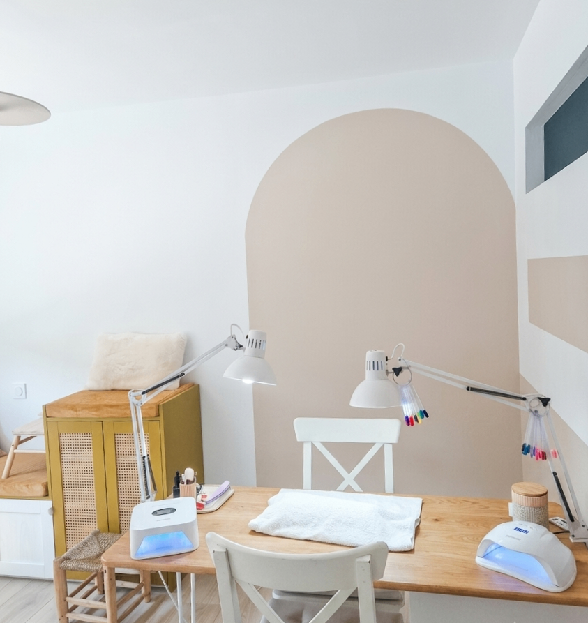 Détail d'une manucure soignée et délicate à l'Institut Les Marguerites