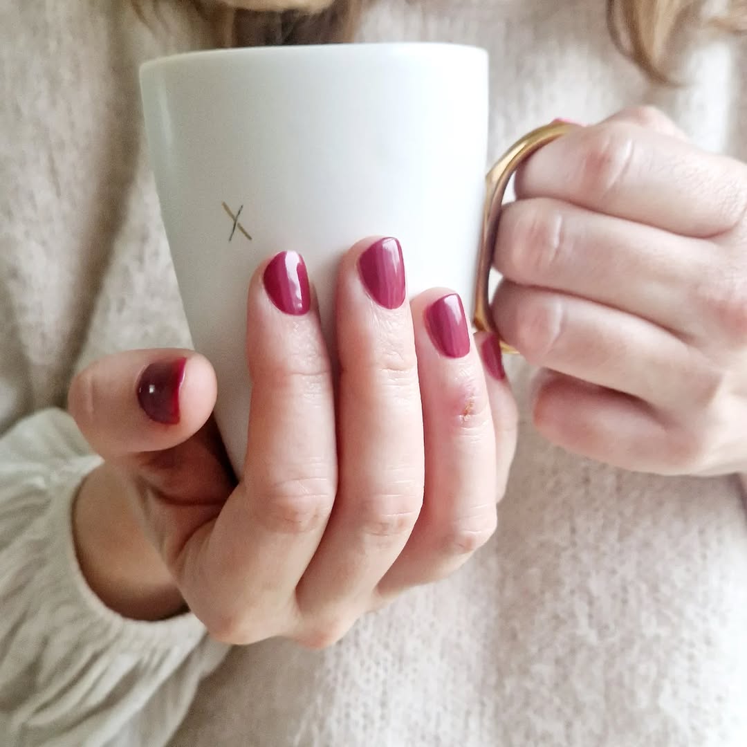 Soin des ongles et manucure bordeaux dans une tasse blanche