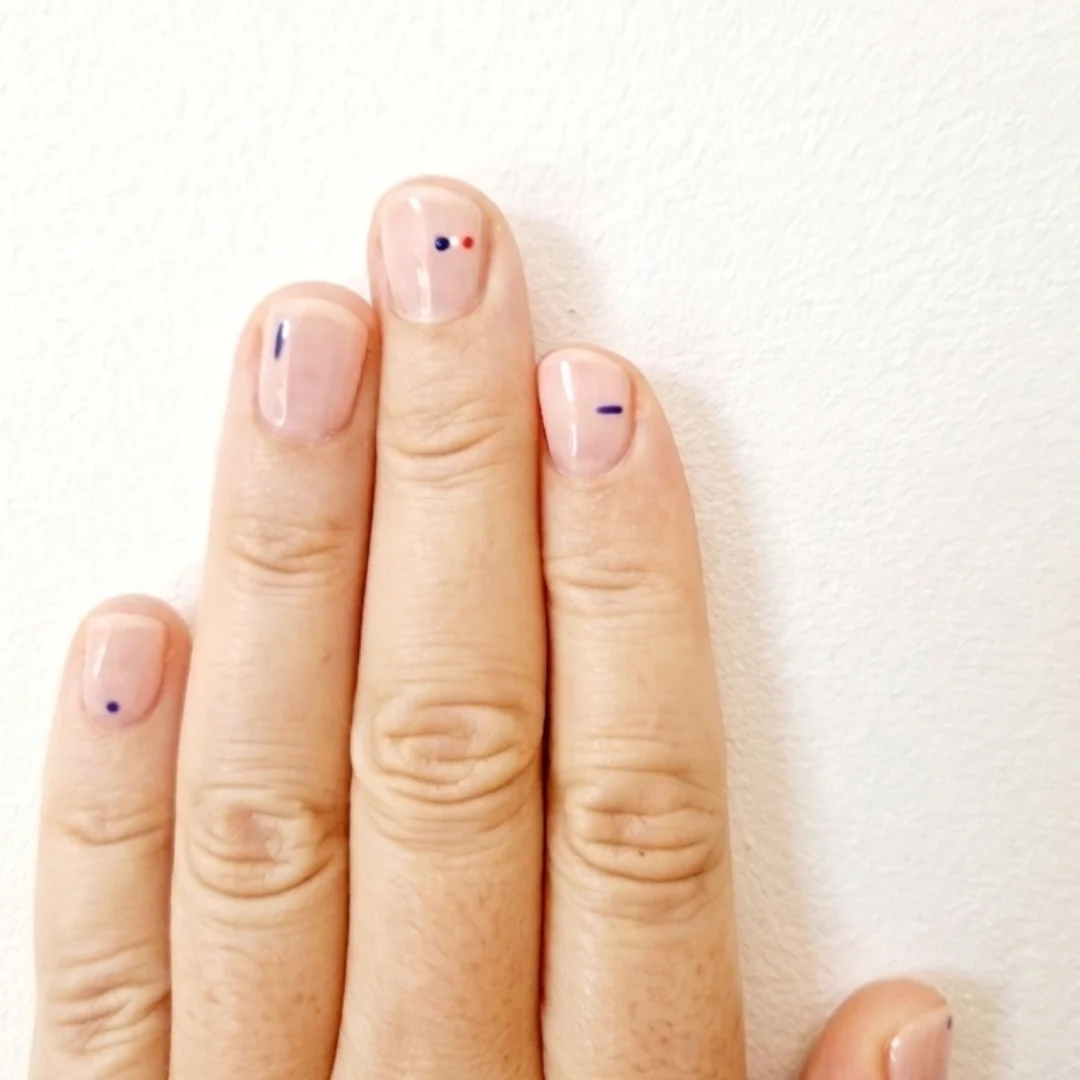 Nail art géométrique fin et élégant
