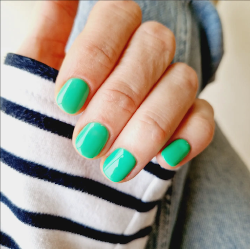 Manucure soignée avec vernis vert menthe éclatant sur ongles courts, Institut Les Marguerites Melesse.